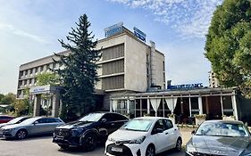 Hotel Forum - Free Parking For Cars